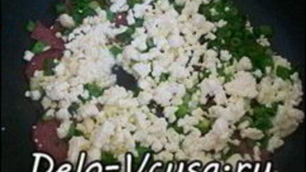 омлет с творогом, колбасой , зеленью и сыром