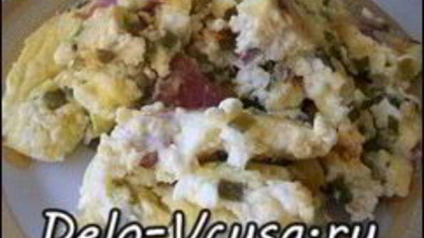 омлет с творогом, колбасой , зеленью и сыром