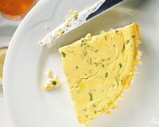 Омлет со сметаной на сковороде