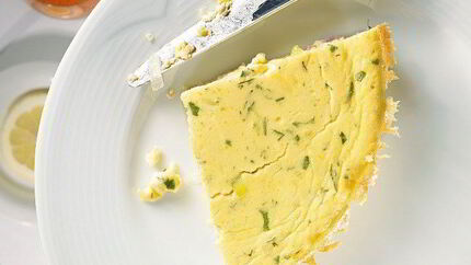 Омлет со сметаной на сковороде