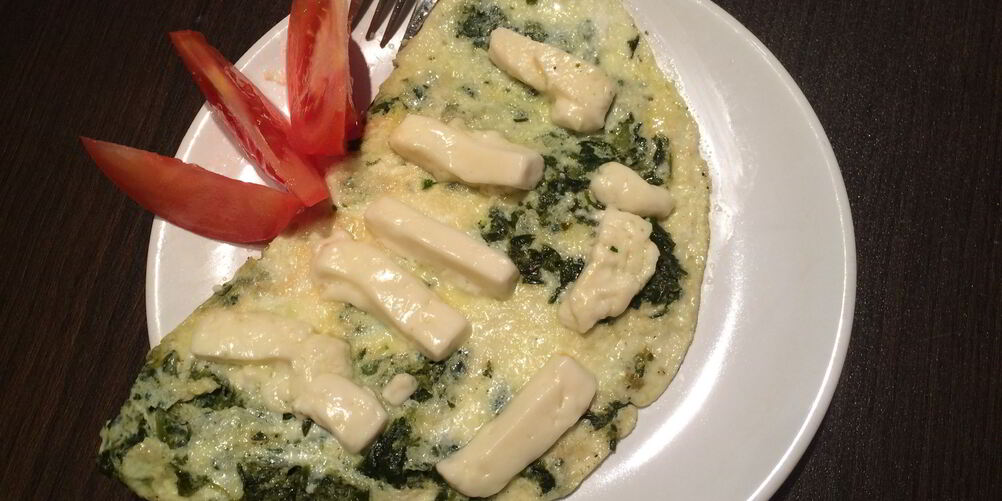 Рецепт омлета со сметаной, шпинатом и козьим сыром