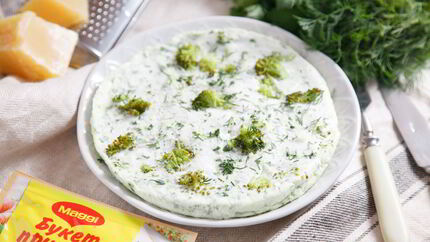 Питательный омлет на пару с брокколи и свежей зеленью