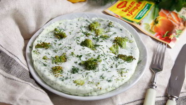 питательный омлет на пару с брокколи и свежей зеленью