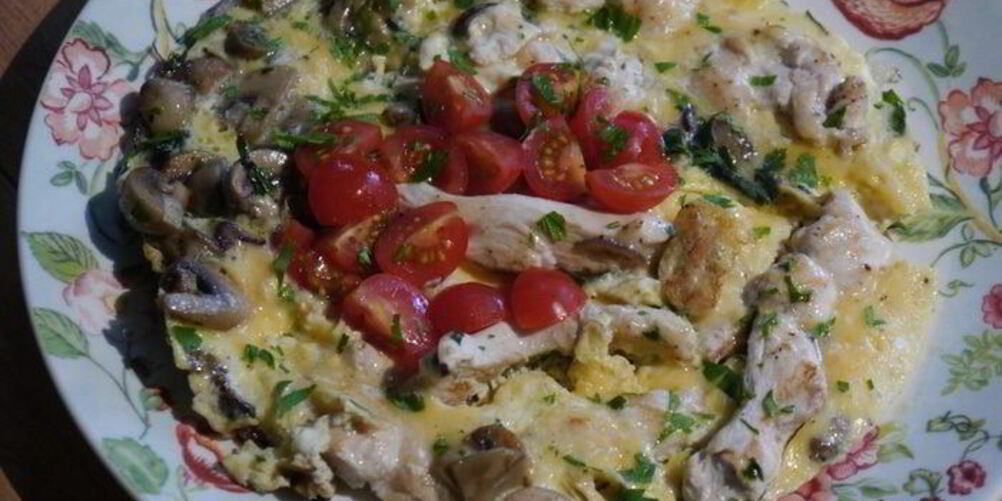 Рецепт простого омлета с курицей и шампиньонами