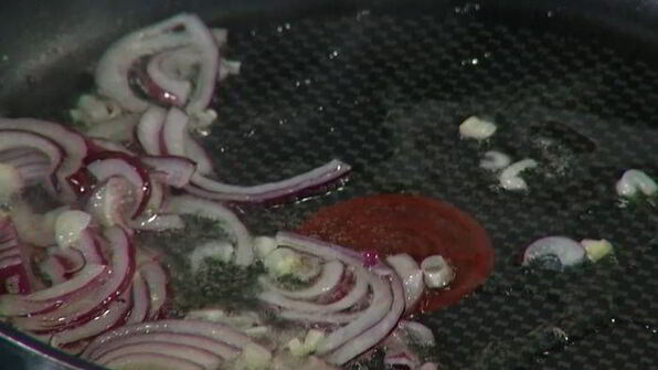 простой омлет с курицей и шампиньонами