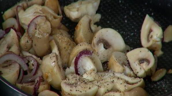 простой омлет с курицей и шампиньонами