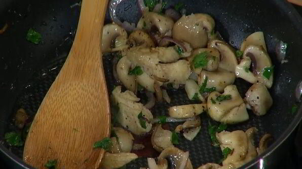 простой омлет с курицей и шампиньонами