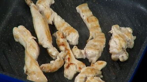 простой омлет с курицей и шампиньонами