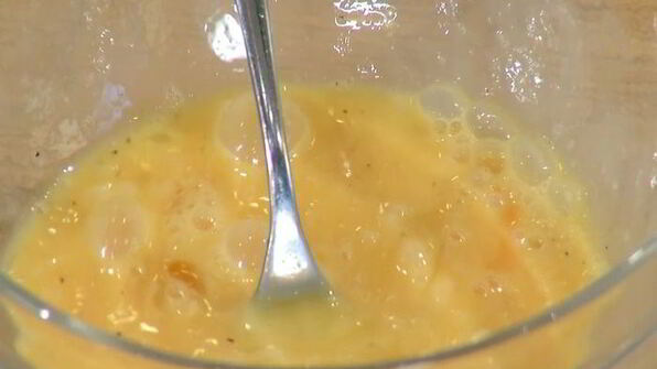 простой омлет с курицей и шампиньонами