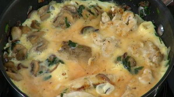 простой омлет с курицей и шампиньонами