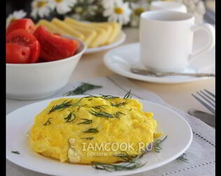 Пышный омлет с сыром на сковороде