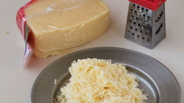 пышный омлет с сыром на сковороде