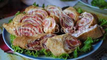 Рулетики из омлета с форелью