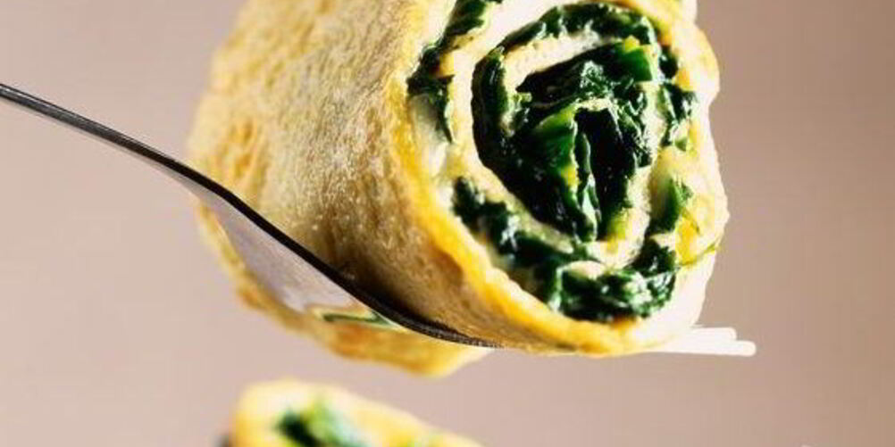 Рецепт рулетиков из омлета с грибами и шпинатом