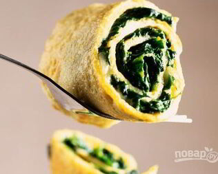 Рулетики из омлета с грибами и шпинатом