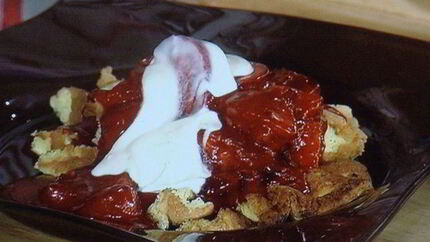 Сладкий омлет с карамелизированными сливами