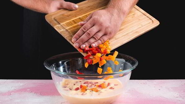 яркий омлет с овощами