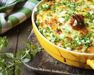 Запеченные в омлете кабачки