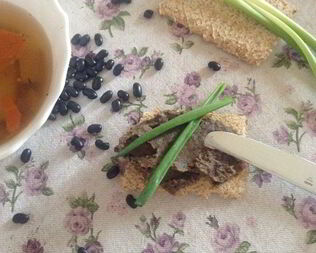 Паштет из черной фасоли с вешенками