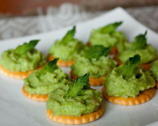 Паштет из зеленого горошка и авокадо с мятой