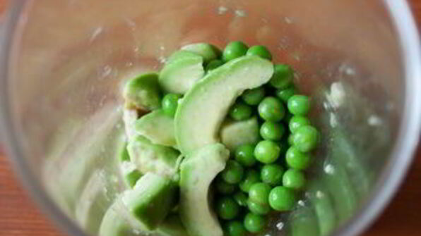 паштет из зеленого горошка и авокадо с мятой