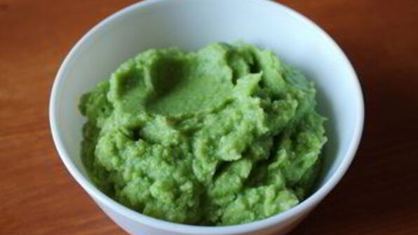 паштет из зеленого горошка и авокадо с мятой