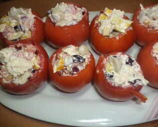 Помидоры, фаршированные курицей, перцем и консервированными шампиньонами