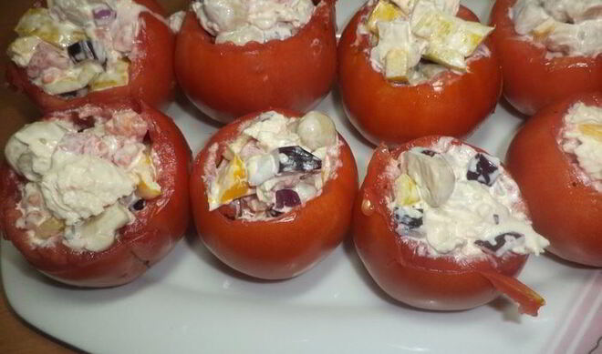 Помидоры, фаршированные курицей, перцем и консервированными шампиньонами