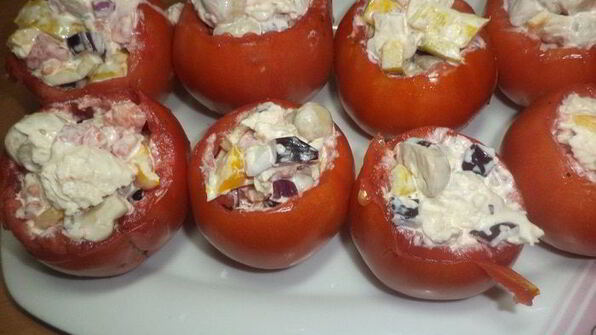 помидоры, фаршированные курицей, перцем и консервированными шампиньонами