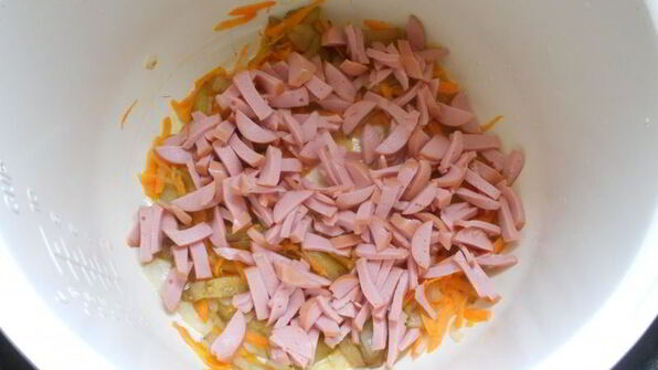 ракушки с сосисками и баклажанами в мультиварке