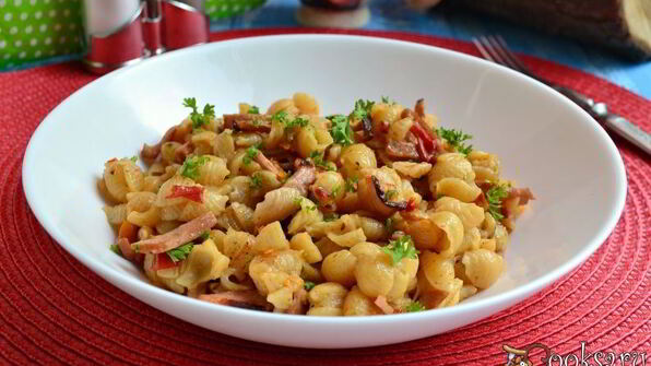 ракушки с сосисками и баклажанами в мультиварке