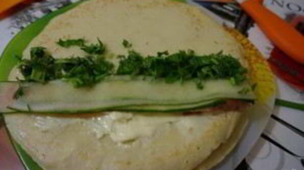 блинные роллы со сливочным сыром и красной рыбой