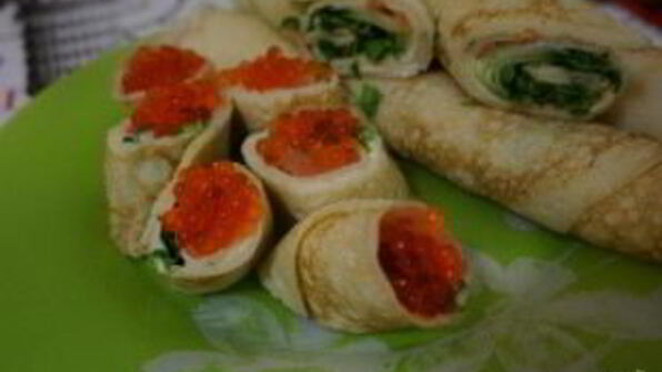 блинные роллы со сливочным сыром и красной рыбой