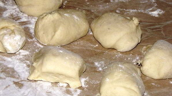 булочки-роллы с грибным дип-соусом