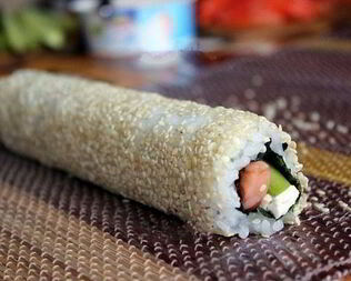 Домашние роллы с красной рыбой и авокадо