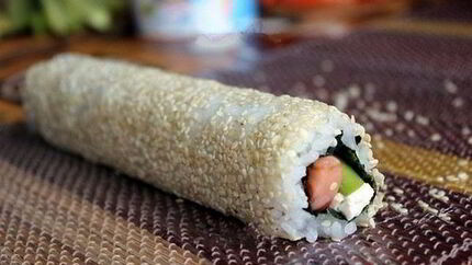 Домашние роллы с красной рыбой и авокадо