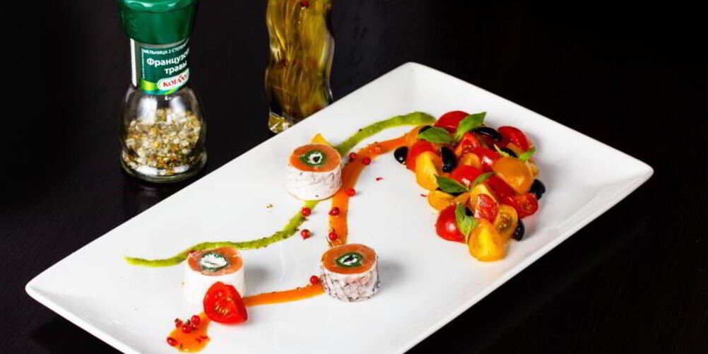 Рецепт ролла из копченого лосося с томатами