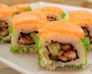 Ролл с лососем, угрем и шиитаке