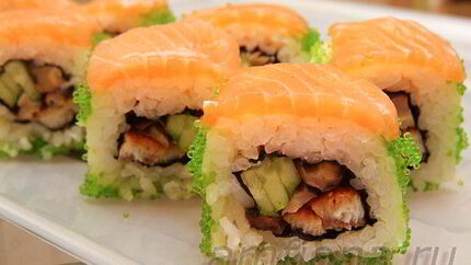 Ролл с лососем, угрем и шиитаке