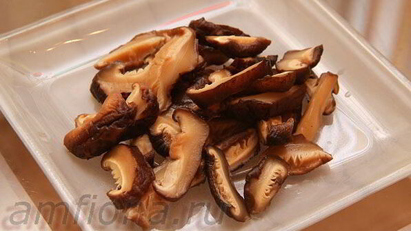 ролл с лососем, угрем и шиитаке