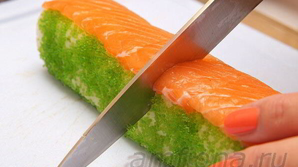 ролл с лососем, угрем и шиитаке