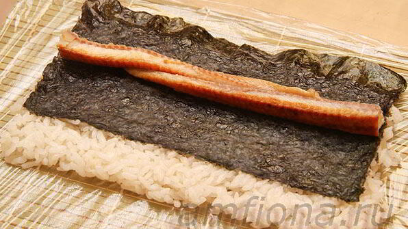 ролл с лососем, угрем и шиитаке