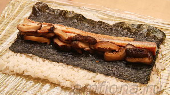 ролл с лососем, угрем и шиитаке