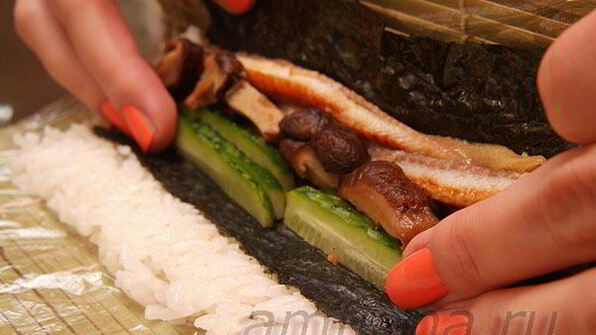 ролл с лососем, угрем и шиитаке