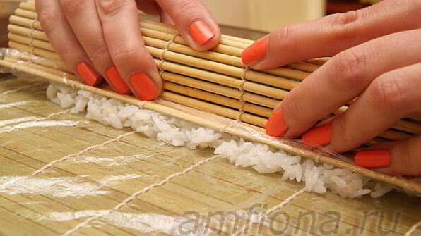 ролл с лососем, угрем и шиитаке