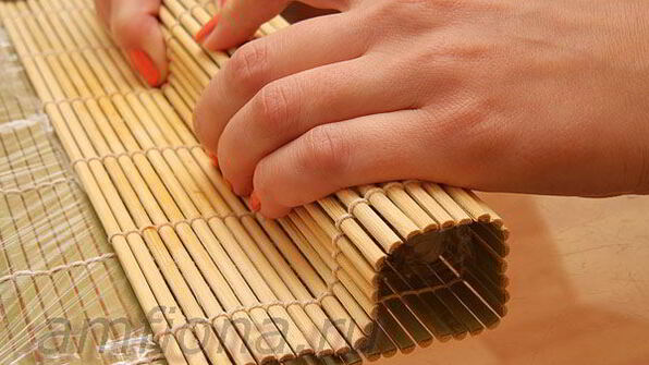 ролл с лососем, угрем и шиитаке