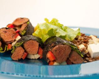 Роллы из говяжьей печенки с чечевицей