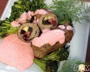 Роллы из телятины с клубничным соусом