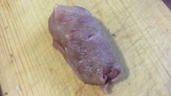 роллы из телятины с клубничным соусом