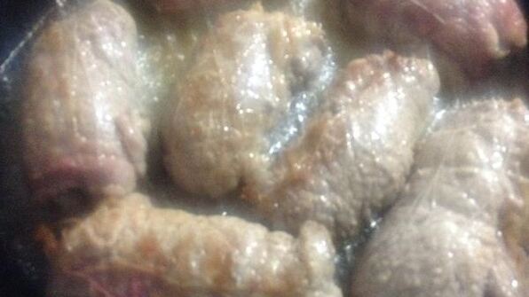 роллы из телятины с клубничным соусом